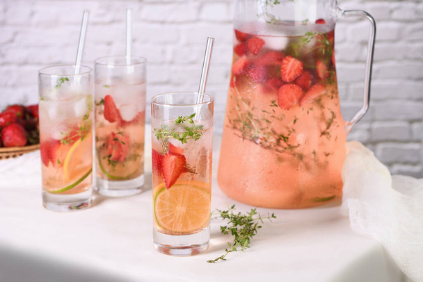 Kalk en tijm in combinatie met verse aardbeiensap en tequila. Deze cocktail zit vol levendige zomerse aroma 's en aromatische kruiden, met de beste fruitcombinatie. - Foto, afbeelding