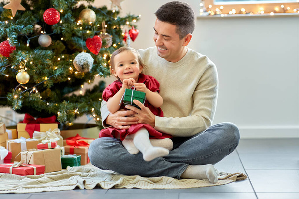 happy father and baby daughter on christmas - Foto, Imagen