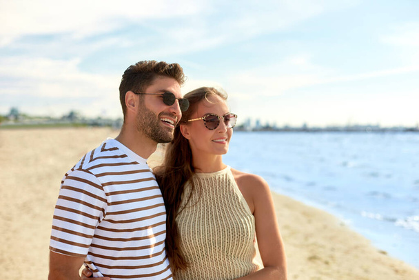 happy couple on summer beach - Valokuva, kuva