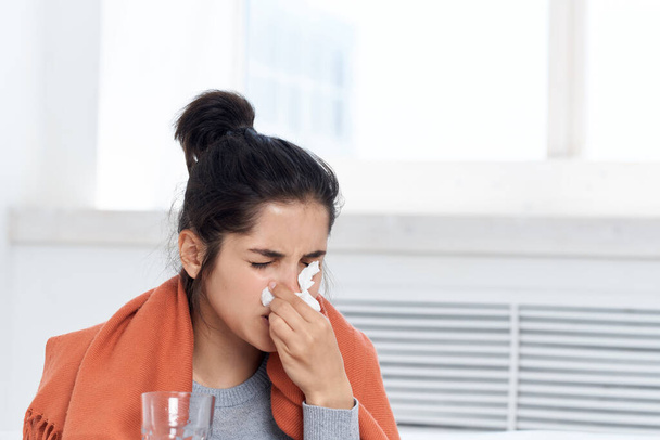 beteg nő megfázás gyógyszeres kezelés egészségügyi közelkép - Fotó, kép