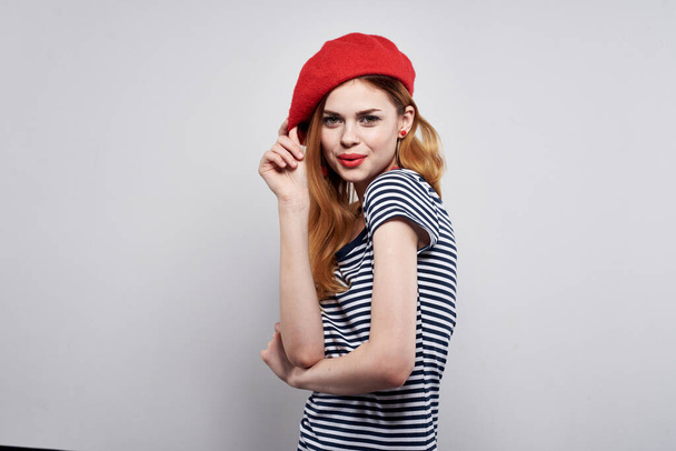 όμορφη γυναίκα ποζάρουν μόδα ελκυστική ματιά κόκκινα σκουλαρίκια κόσμημα μοντέλο στούντιο - Φωτογραφία, εικόνα