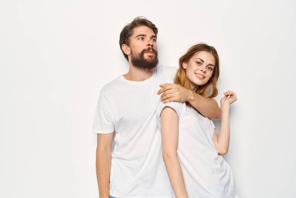 Radosny mężczyzna i kobieta w białych t-shirtach wspólnie przyjmują przyjaźń - Zdjęcie, obraz