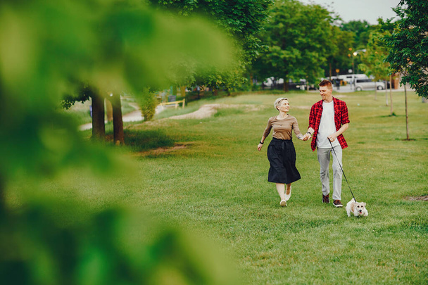 happy couple with dog in Chicago park - Foto, afbeelding