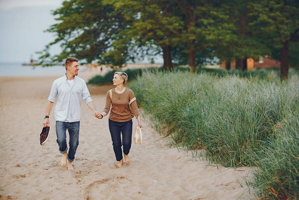 happy couple on a beach - Fotografie, Obrázek