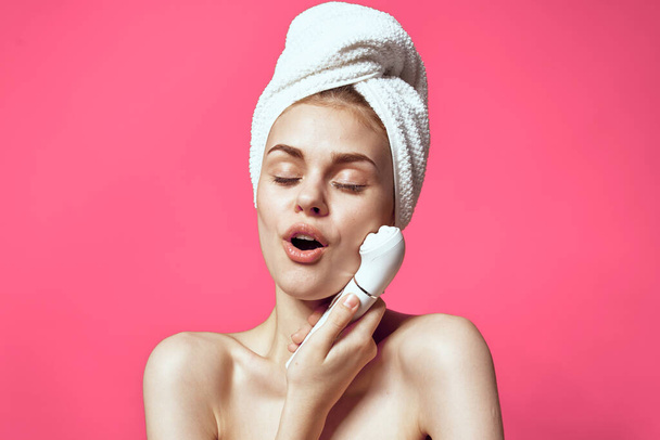 женщина с полотенцем на голове голые плечи массаж лица - Фото, изображение