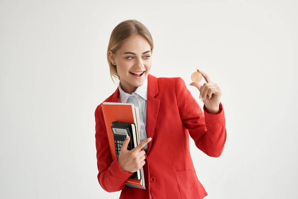 Бізнес-леді Червона куртка віртуальна грошова економіка ізольований фон
 - Фото, зображення