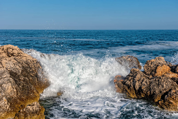 Olas de roca y mar en el mar Adriático - Foto, Imagen
