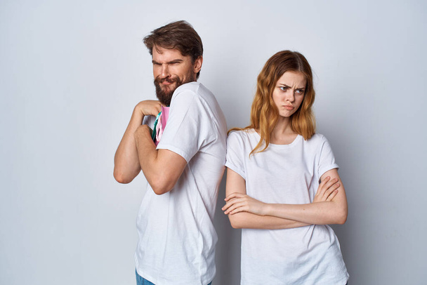 junges Paar in weißen T-Shirts Geschenke Spaß Emotionen Urlaub - Foto, Bild
