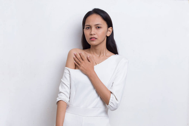 jong mooi aziatisch vrouw het hebben van een hartaanval geïsoleerd op witte achtergrond - Foto, afbeelding