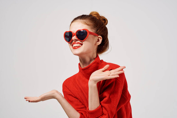 bella donna occhiali da sole in stile moderno aspetto attraente - Foto, immagini