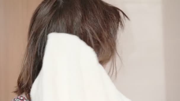Lady limpia el cabello mojado con toalla de rizo después de tomar la ducha - Imágenes, Vídeo