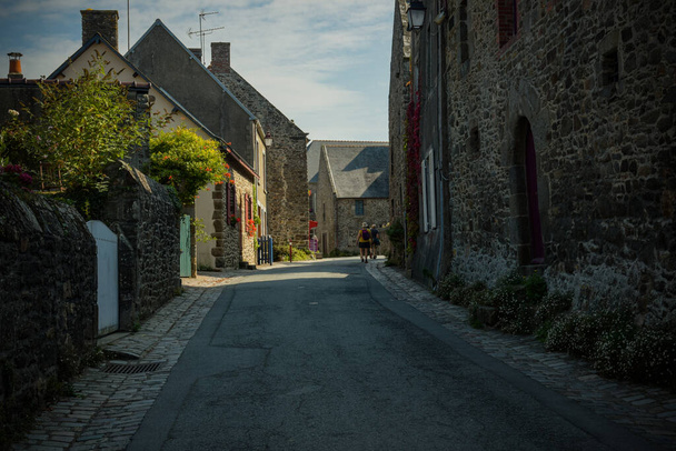 fotografia uliczna w miejscowości Saint Sulliac w Bretanii - Zdjęcie, obraz