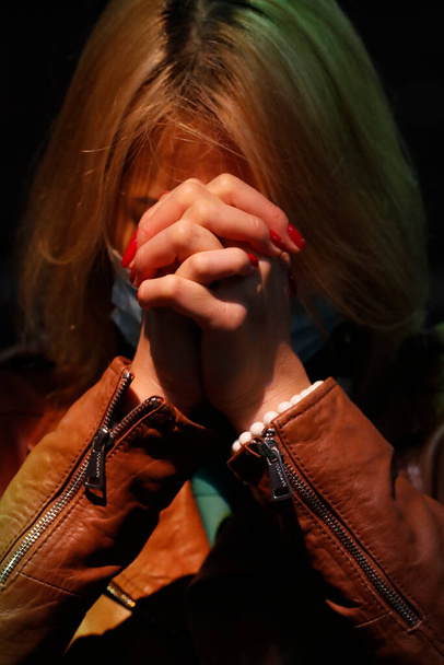 Batalha klooster. Vrouw biddend in het licht van een glas-in-loodraam.  - Foto, afbeelding