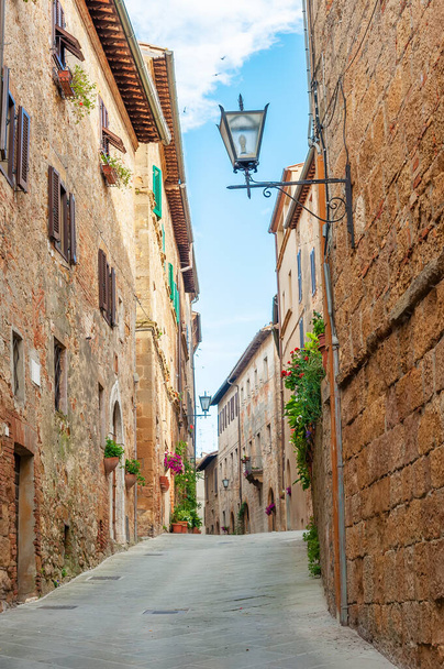 Аллея в исторической деревне Пьенца в Тоскане, Италия - Фото, изображение