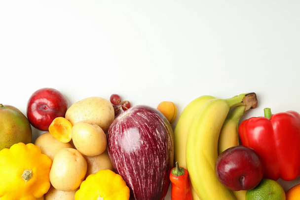 白を基調とした野菜や果物のセット - 写真・画像