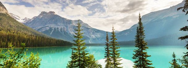 Sereniteit Emerald Lake in het Yoho National Park, Canada. Instagram filter - Foto, afbeelding