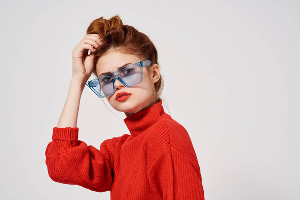 donna labbra rosse aspetto attraente Studio modello divertente - Foto, immagini