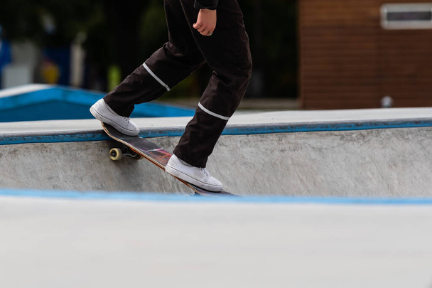 Skateboarder realiza un truco en la ciudad. - Foto, Imagen