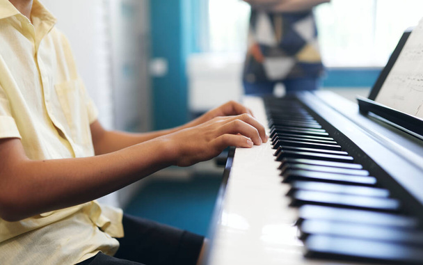 Childs hands on the piano keyboard - Foto, imagen