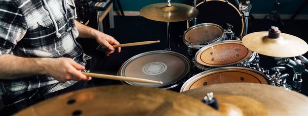 The drummer knocks on the drum set. - Φωτογραφία, εικόνα