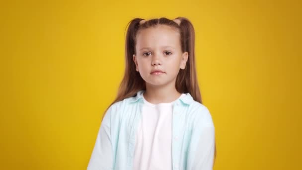 Stop kindermishandeling en pesten. Ernstig schattig klein schoolmeisje kruising handen en schudden hoofd nee - Video