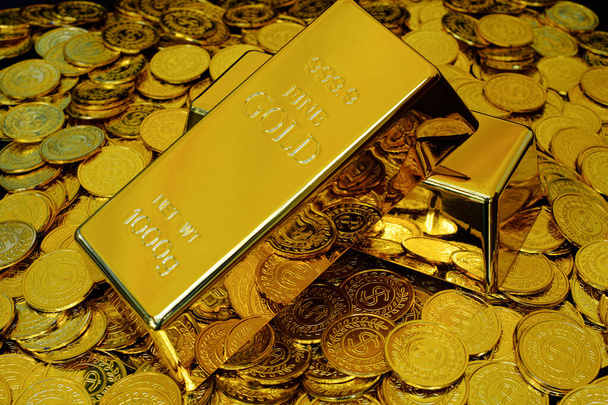 Χρυσό ράβδους σε σωρό χρυσά νομίσματα πολλά από  - Φωτογραφία, εικόνα