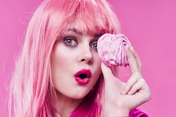 ピンクの髪のお菓子のデザートの魅力的な楽しみを持つ女性 - 写真・画像