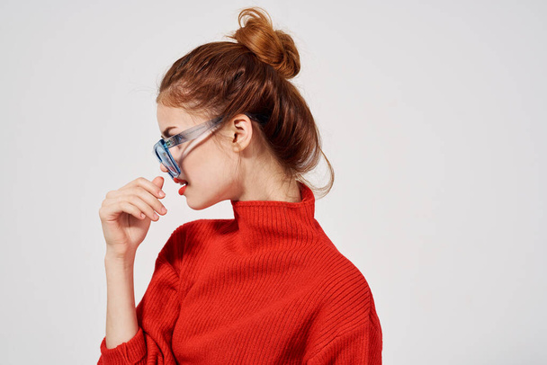 赤いセーターの女性ライフスタイルスタジオの楽しいモデル - 写真・画像