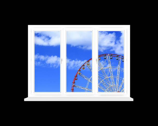 παράθυρο με θέα στον τροχό του λούνα παρκ στο πάρκο. Το παράθυρο του δωματίου είναι απομονωμένο στο μαύρο. Θέα από το σαλόνι. Πανόραμα από παράθυρο - Φωτογραφία, εικόνα