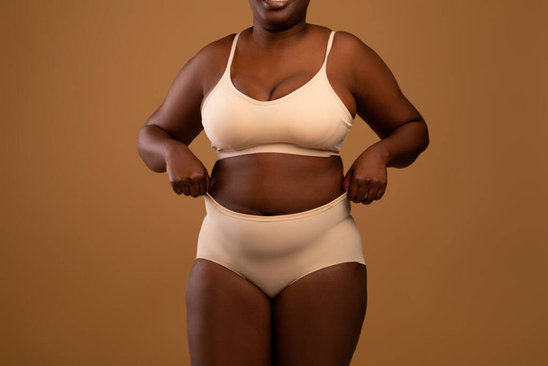 Primer plano de la mujer afroamericana curvilínea en ropa interior - Foto, Imagen