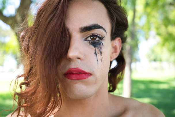 νεαρή Λατίνα και τρανσέξουαλ γυναίκα ντυμένες με ωραία μαύρα εσώρουχα. Η γυναίκα ποζάρει για την κάμερα με τη μάσκαρα της μουτζουρωμένη από το κλάμα λόγω διακρίσεων. Αντίληψη ποικιλομορφία, τρανσέξουαλ, ομοφοβία - Φωτογραφία, εικόνα