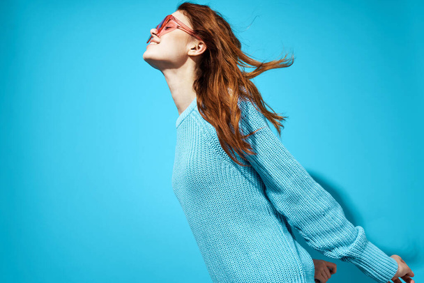 青いセーターの可愛い女スタジオの楽しみ - 写真・画像
