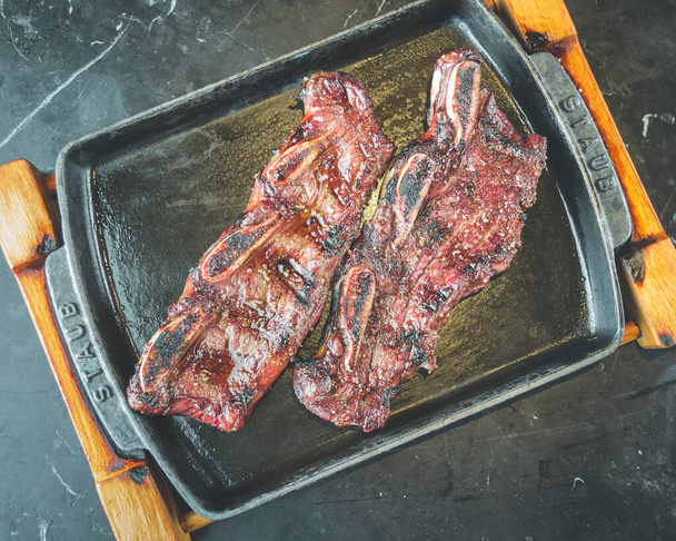 carne grelhada com ossos tradicionais na culinária argentina - Foto, Imagem