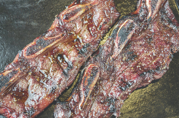 Мясо на гриле с костями традиционной аргентинской кухни - Фото, изображение