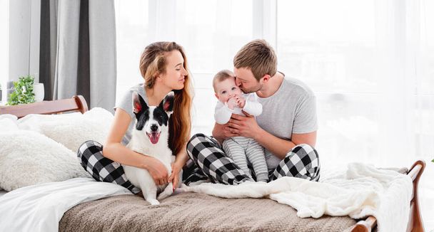Family with dog in the bed - Zdjęcie, obraz