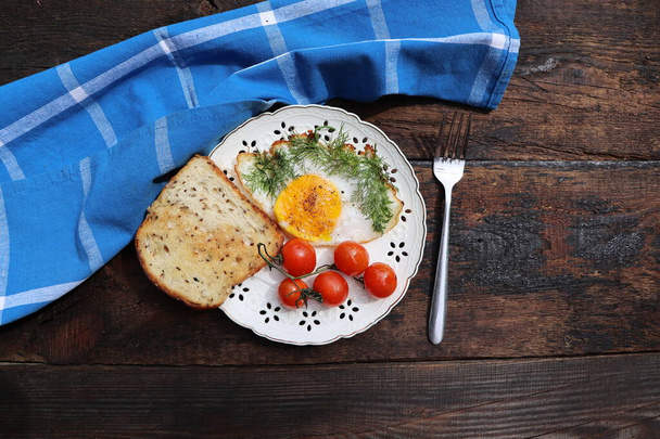 Zdrowe śniadanie. Świeżo zrobiony, pyszny posiłek z jajek i warzyw. Jajko smażone z ziołami, koperek . - Zdjęcie, obraz