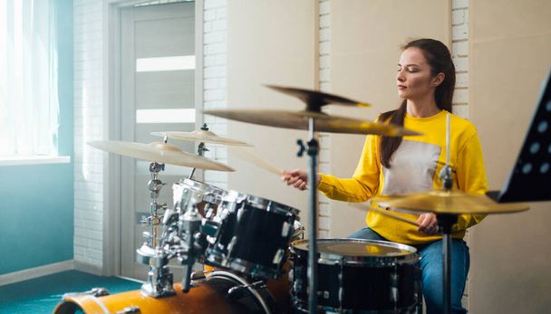 woman playing music on drum set. - Φωτογραφία, εικόνα
