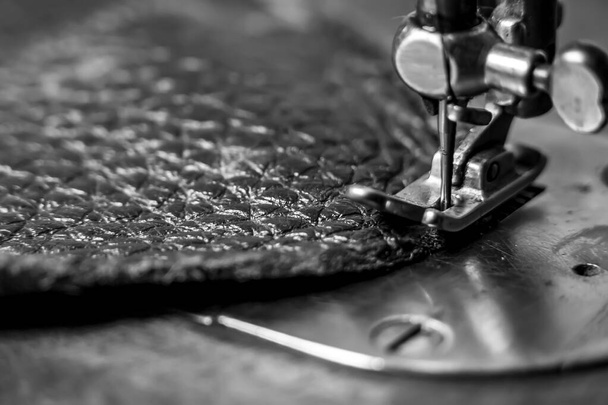 Sewing process on vintage sewing machine in gray color with floating focus - Foto, afbeelding
