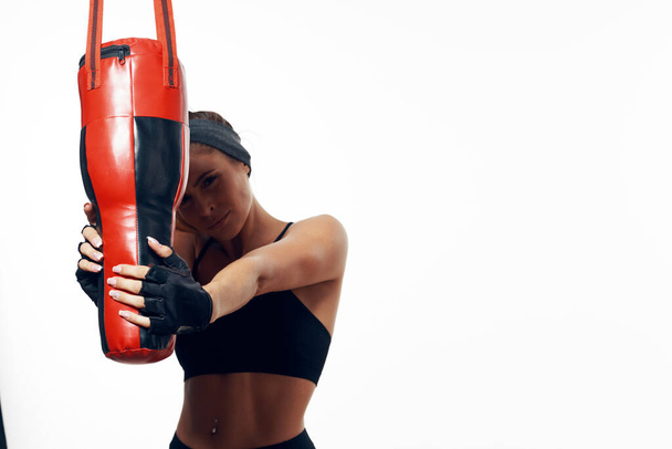 urheilu nainen nyrkkeily laukku harjoitus kuntosali - Valokuva, kuva
