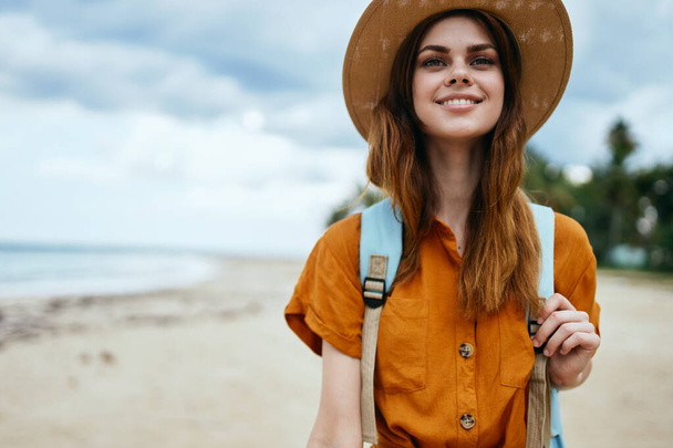 женщина турист рюкзак путешествия остров ходить отпуск - Фото, изображение