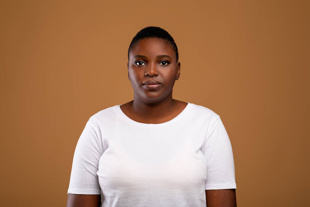 Portrait of casual young serious chubby black woman - Foto, Bild