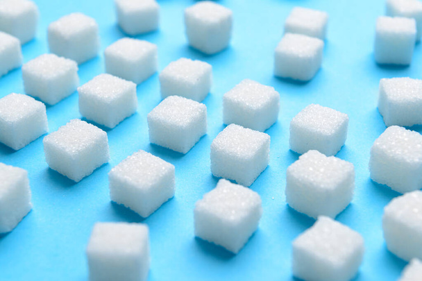 Würfel aus süßem Zucker auf blauem Hintergrund - Foto, Bild
