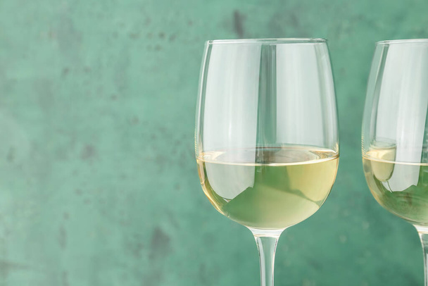 Glass of white wine on color background, closeup - Foto, Imagen