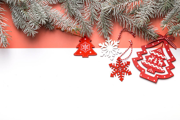 Різдвяна листівка з ялинковими гілками та різдвяними прикрасами. Копіювати простір
.  - Фото, зображення