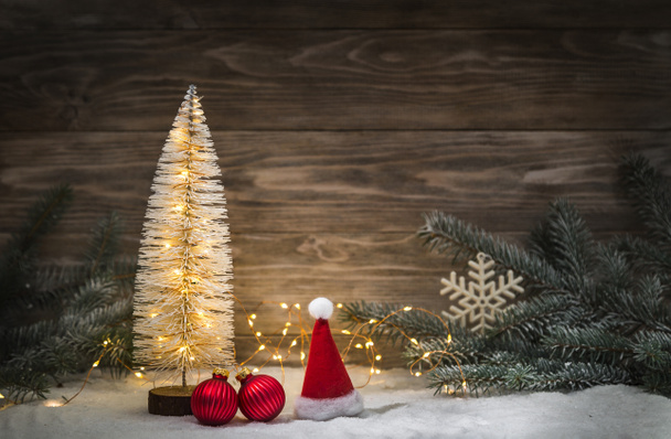 Karácsonyi üdvözlőlap koszorúval és karácsonyi dekorációval. Fénymásolási hely. - Fotó, kép