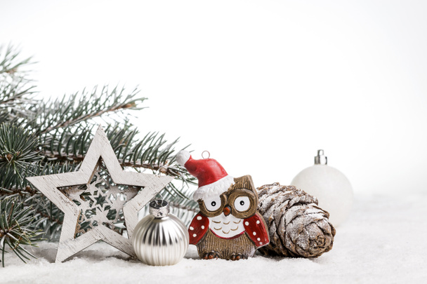 Різдвяна листівка з ялинковими гілками та різдвяними прикрасами. Копіювати простір
. - Фото, зображення