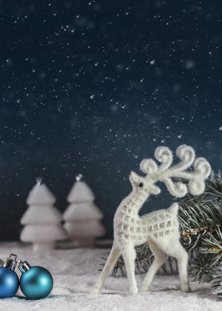 Carte de Noël avec un cerf et décorations de Noël. Espace de copie. - Photo, image