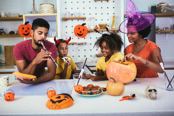 Rodina se baví v době Halloweenu - Fotografie, Obrázek