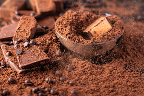chocolate caramelos trufa en cacao en polvo postre natural dulces comida snack en la mesa copiar espacio comida fondo rústico - Foto, imagen