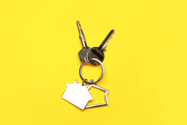 Ключи с ключами формы дома на цветном фоне - Фото, изображение